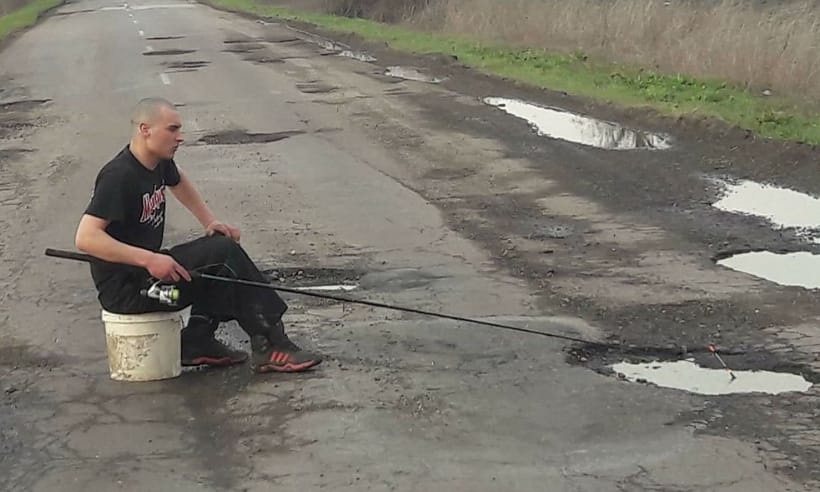 A nap fotója: Sírjunk vagy nevessünk a kátyúban örömöt kereső horgászon?