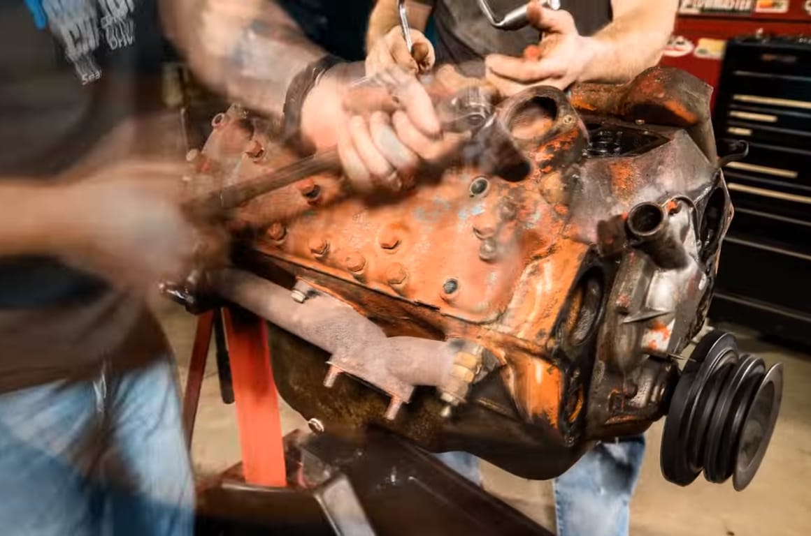 Gyönyörű timelapse-videó készült egy 70 éves Ford pickup motorjának felújításáról