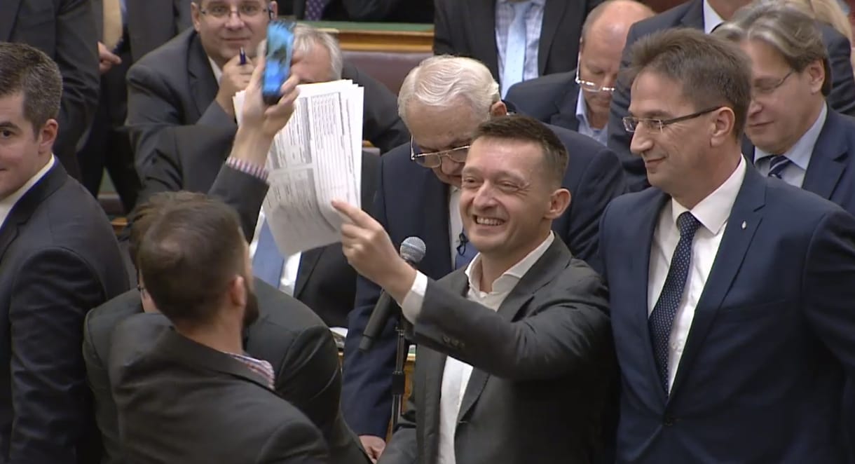 Orbán testével védi az ülést levezető elnököt – fotó