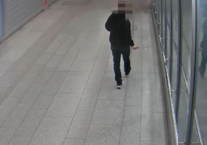 Húsklop­fo­lóval verte szét, ami az útjába került a Kelenföldi pályaudvarnál – videó