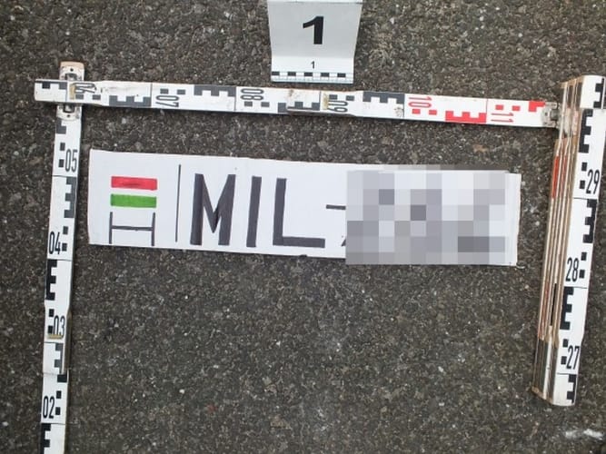 Filctollal rajzolt rendszámmal bukott le egy autós az M3-ason – fotók