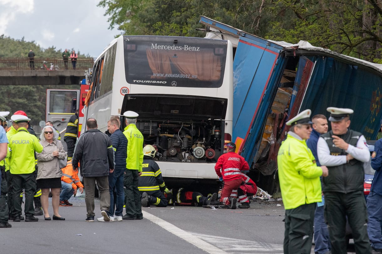1 halottja és 13 súlyos sérültje van a szlovákiai buszbalesetnek