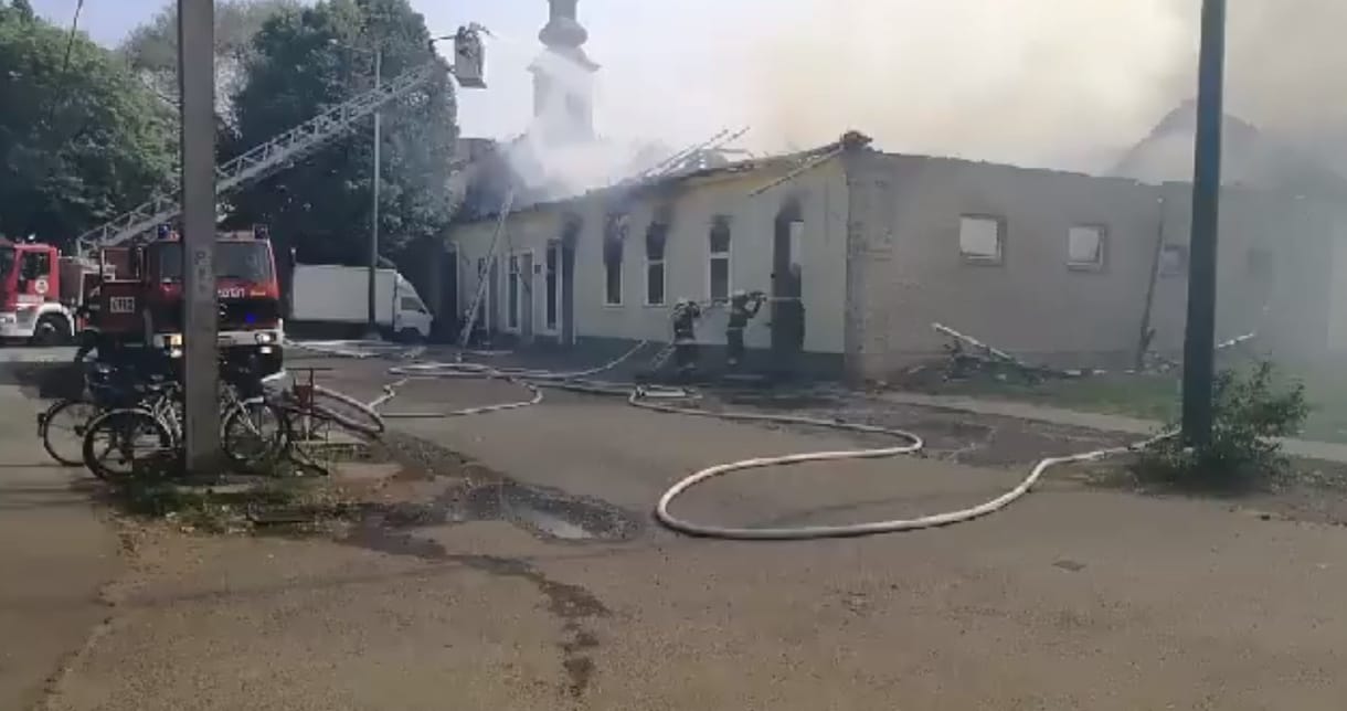 Lángolt egy üzletház Békésen – videó