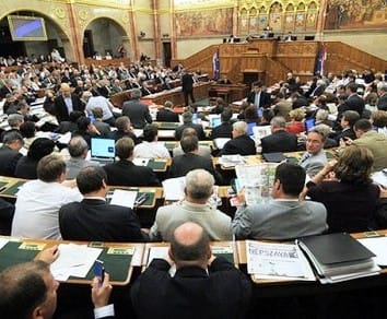 Fedél nélkül? Sok képviselőnek lakás helyett a szántó és a szőlő a sláger