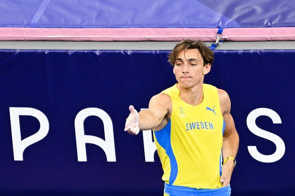 A mémmé vált török sportlövőt megidézve ünnepelt a rúdugrás olimpiai bajnoka - fotó