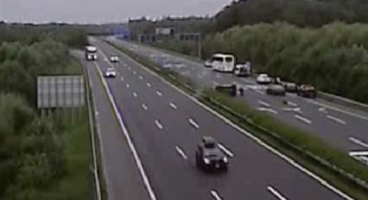 Átrepült az útelválasztó sövényen egy autó az M7-esnél – videó