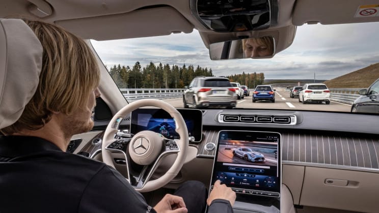 Hivatalosan beelőzte a Mercedes a Teslát önvezetésben