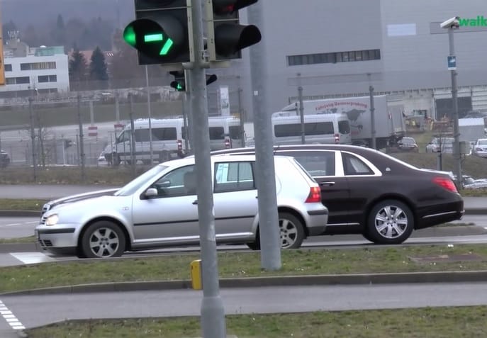 Igazi Góliát az új Pullman Mercedes egy VW Golf mellett – videó