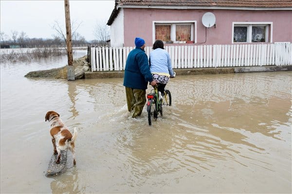 A hó után az árvízzel küzd az ország - helyzetjelentés
