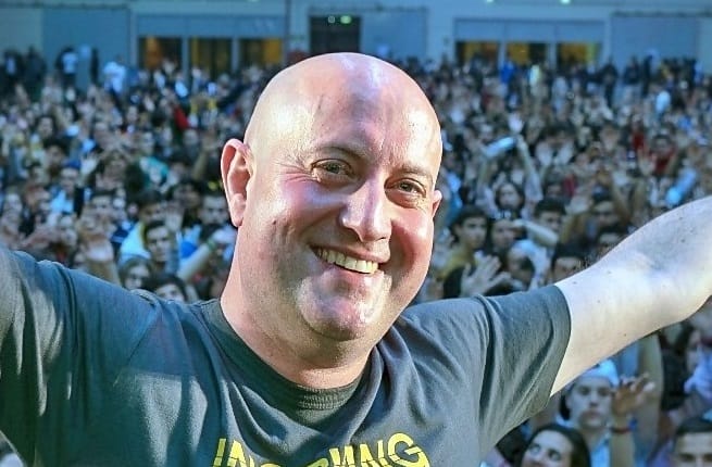 DJ-nek állt egy portugál pap, hogy jobban viseljék a járványt a hívek