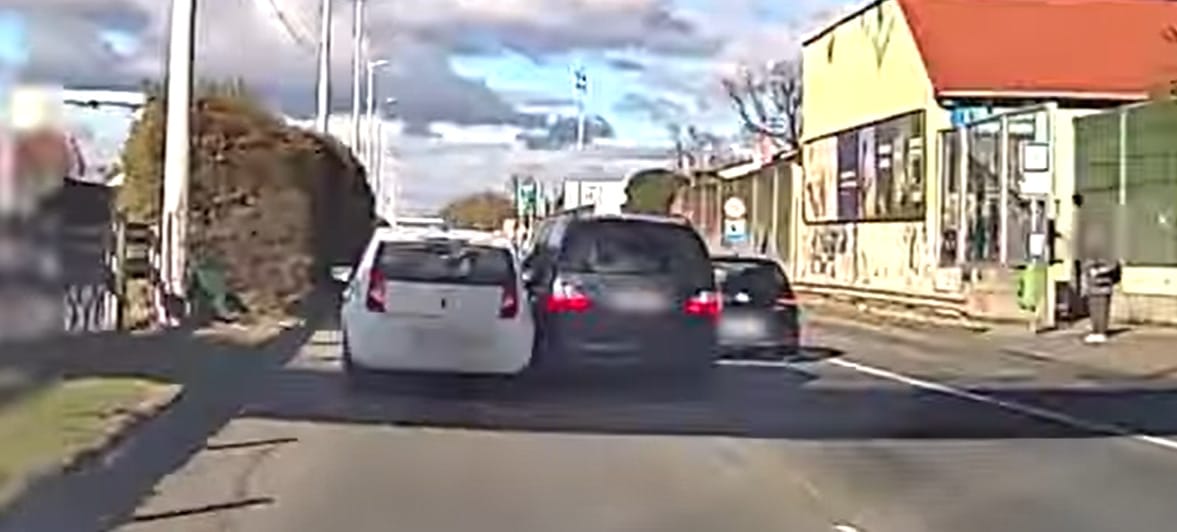 Elképesztő módon leckéztette egymást két autós az M5-ös városi szakaszán – videó