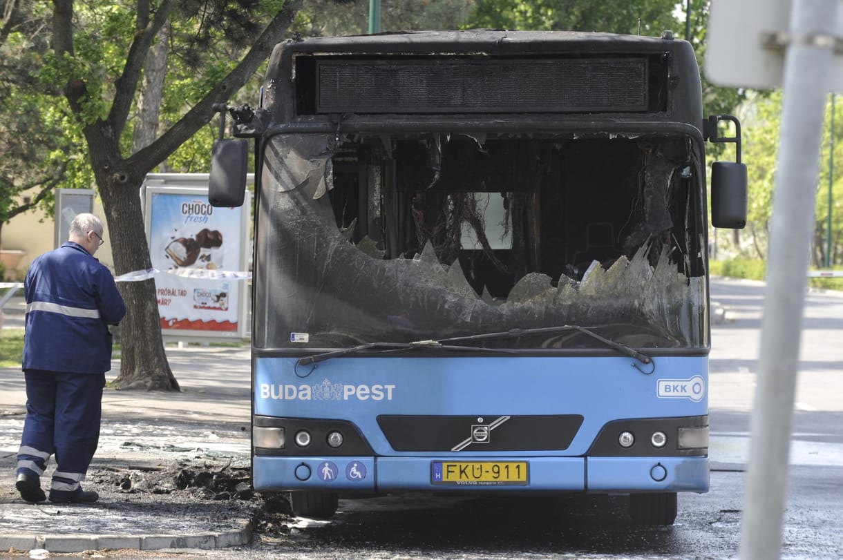 Fotók: Teljesen kiégett egy 26-os busz a Margitszigeten