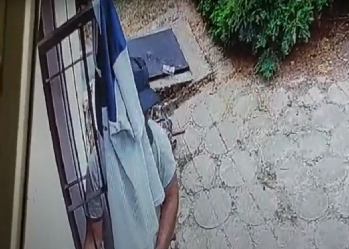 Videón mutatja be a rendőrség, hogyan osont be egy házba egy besurranó tolvaj