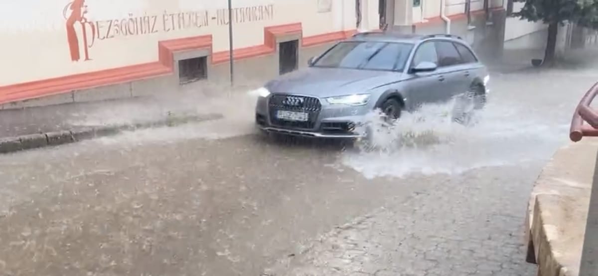 Beszakadt az út egy autó alatt a Batthyány térnél az eső miatt