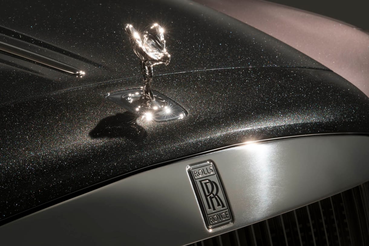 Azért a Rolls-Royce is kezd besokallni: már gyémántport kevernek a fényezésbe
