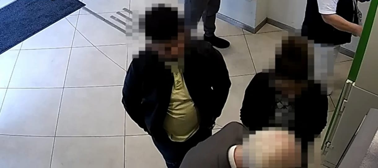 Pénzfelvétel közben fosztottak ki időseket, videón, ahogy a bűnbanda dolgozott