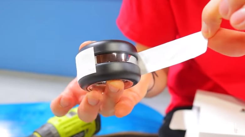 280 ezer forintos Apple-kerekeken gurul a világ talán legdrágább gördeszkája – videó