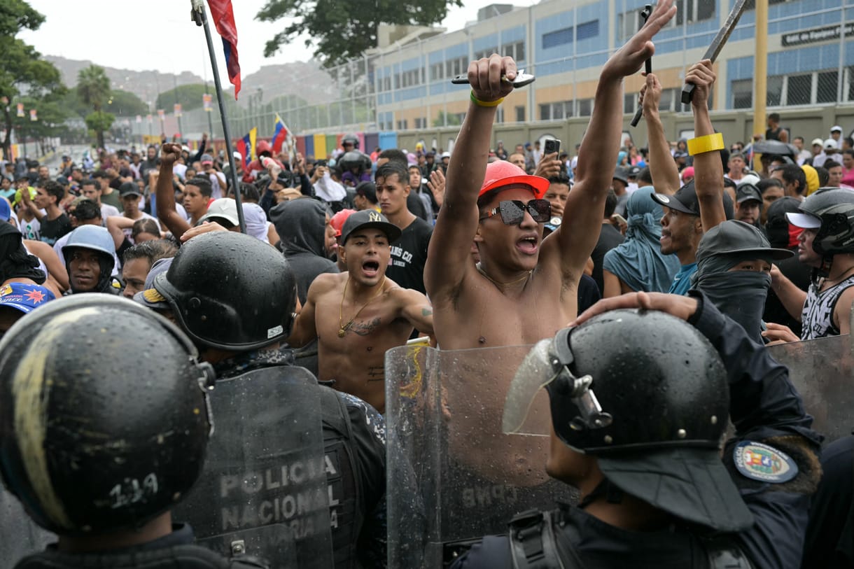 Könnygázt és gumilövedékeket vetettek be a tüntetők ellen Venezuelában