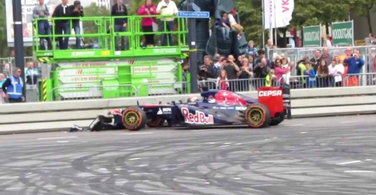 Máris Forma-1-es autót tört a Red Bull 16 éves újonca – videó