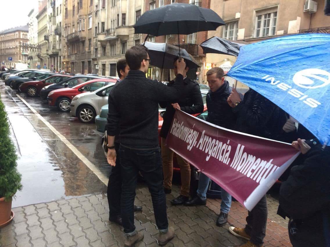 Esernyőt kaptak a trollkodó fidelitasosok a Momentum fórumán