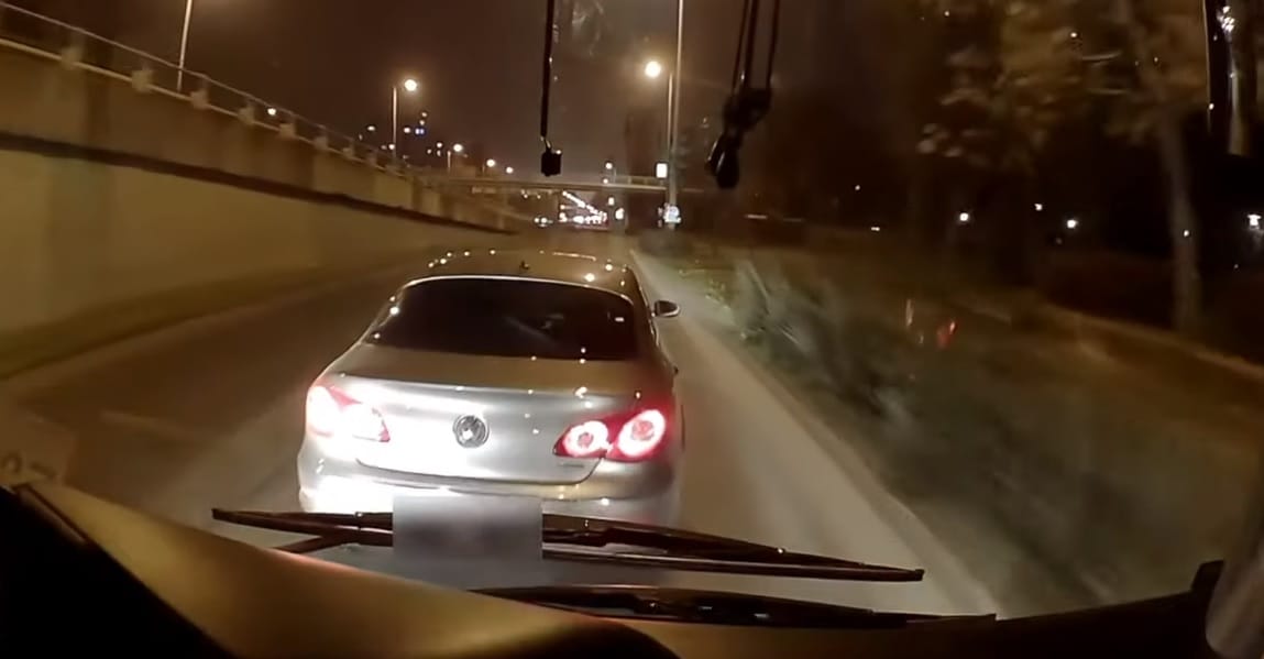 Egy sofőr képes volt az M3 metrópótló előtt büntetőfékezni – videó