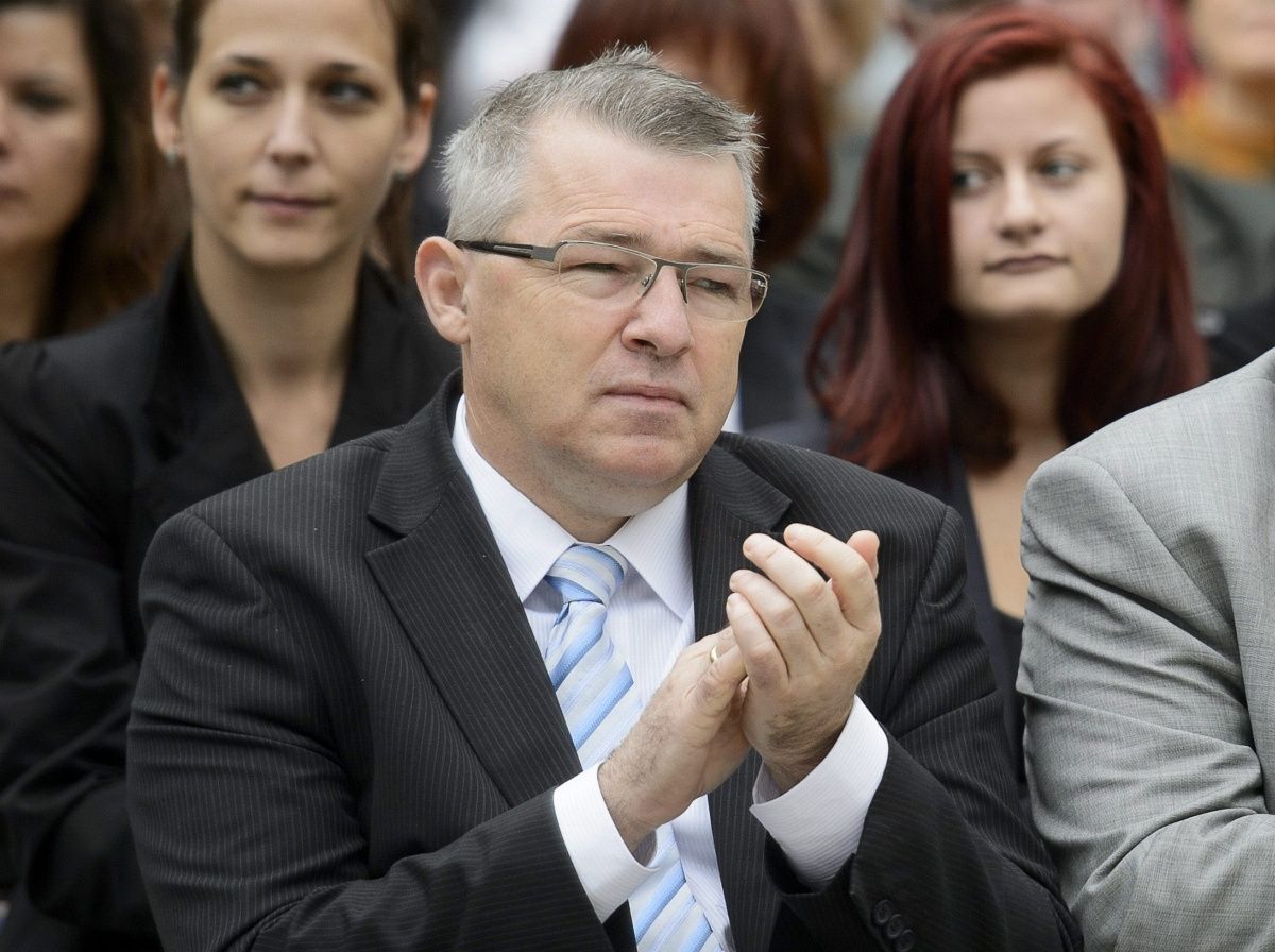 Nyomozás zajlik, házkutatást tartottak a fideszes Szabó Zsolt körzetéhez tartozó önkormányzatnál
