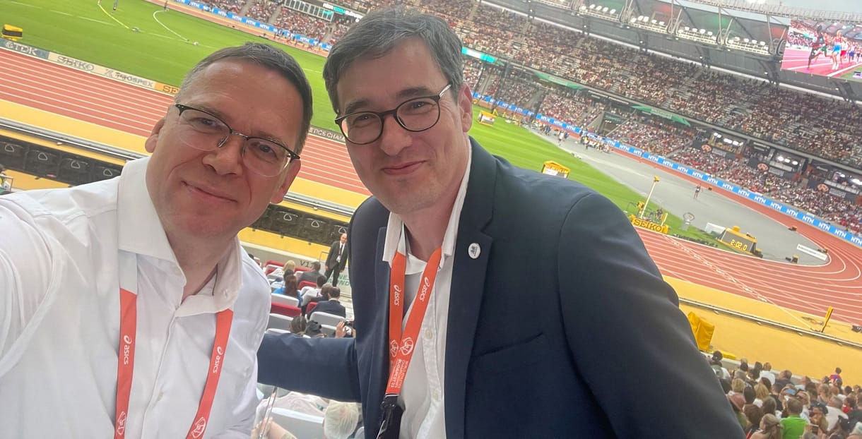 Karácsony Gergellyel szelfizett és a sport béketeremtő erejéről elmélkedett Fürjes Balázs