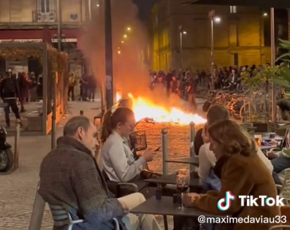 Lángol körülöttük Franciaország, de ugyan kit érdekel, ha még lehet jókat enni?