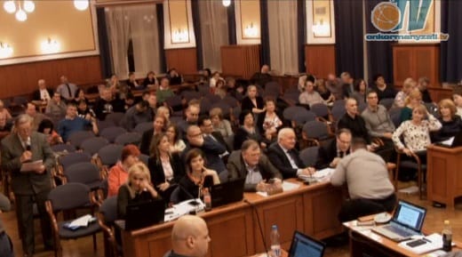Nem szavazta meg a helyi Fidesz a költségvetést, elmarad az óvónők és az ápolók béremelése is a XV. kerületben