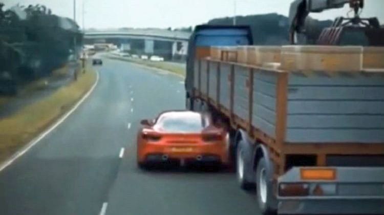 Halálos iramban-módra a kamion alatt bújik át a Ferrari