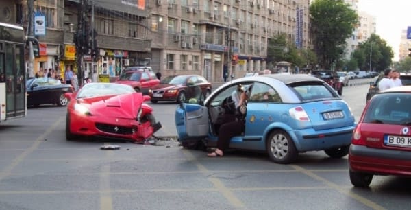 Citroënnel ütközött egy Ferrari California Bukarestben – fotók