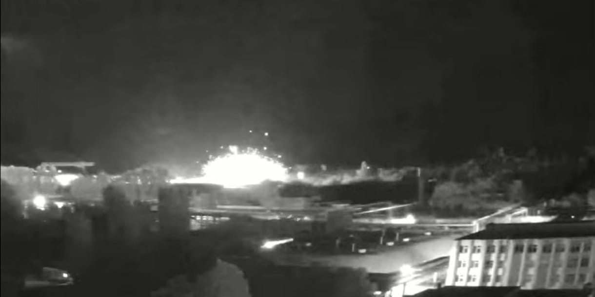 Videón, ahogyan becsapódik egy rakéta a Dél-ukrajnai atomerőmű közelében