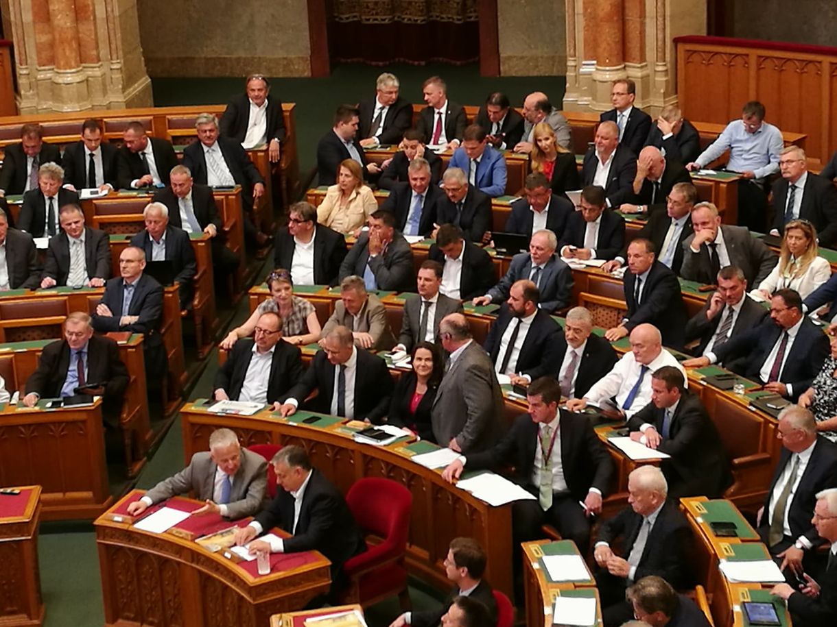 1,5 milliónál is többet keres több fideszes politikus is, de egyszer sem szólaltak fel