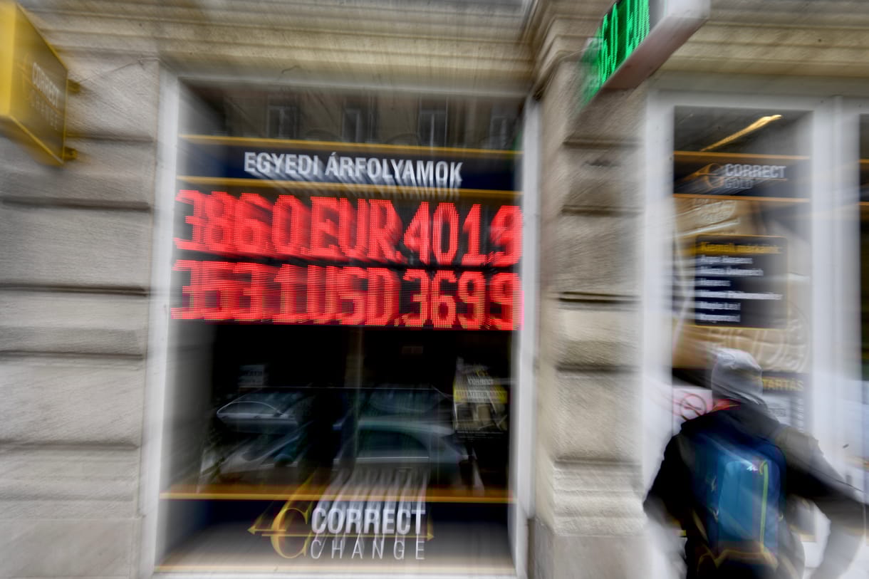 400-as árfolyam közelébe gyengült a forint