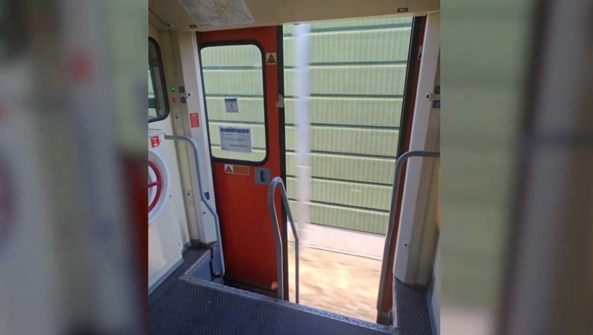 Nyitott ajtóval ment 120-szal Budapestről Székesfehérvárra a Vízipók sebesvonat – videó