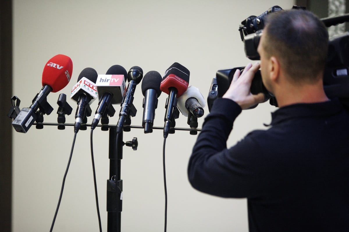 Pisztolyt tart a média fejéhez a kormány