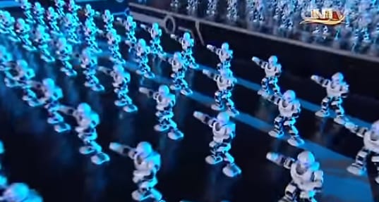 Videó: Több száz robot ünnepli a kínai újévet