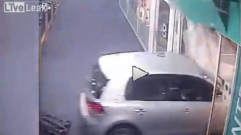 Szinte az egész áruházat lebontotta egy béna autós – videó