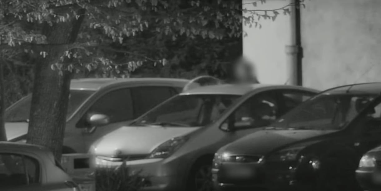 Elkapták a férfit, aki parkoló autókból szívott le üzemanyagot Budapesten – videó