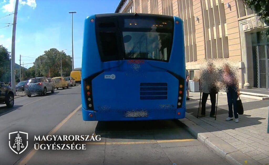 Botjánál fogva rántott le a buszról egy 89 éves utast egy férfi Ferencvárosban