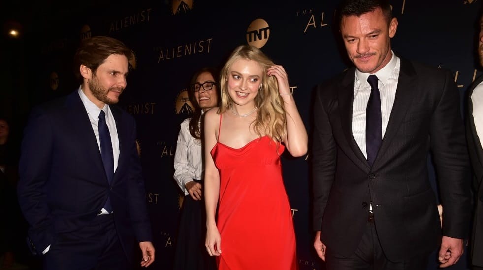 Dakota Fanning és Luke Evans ismét Budapesten nyomoz