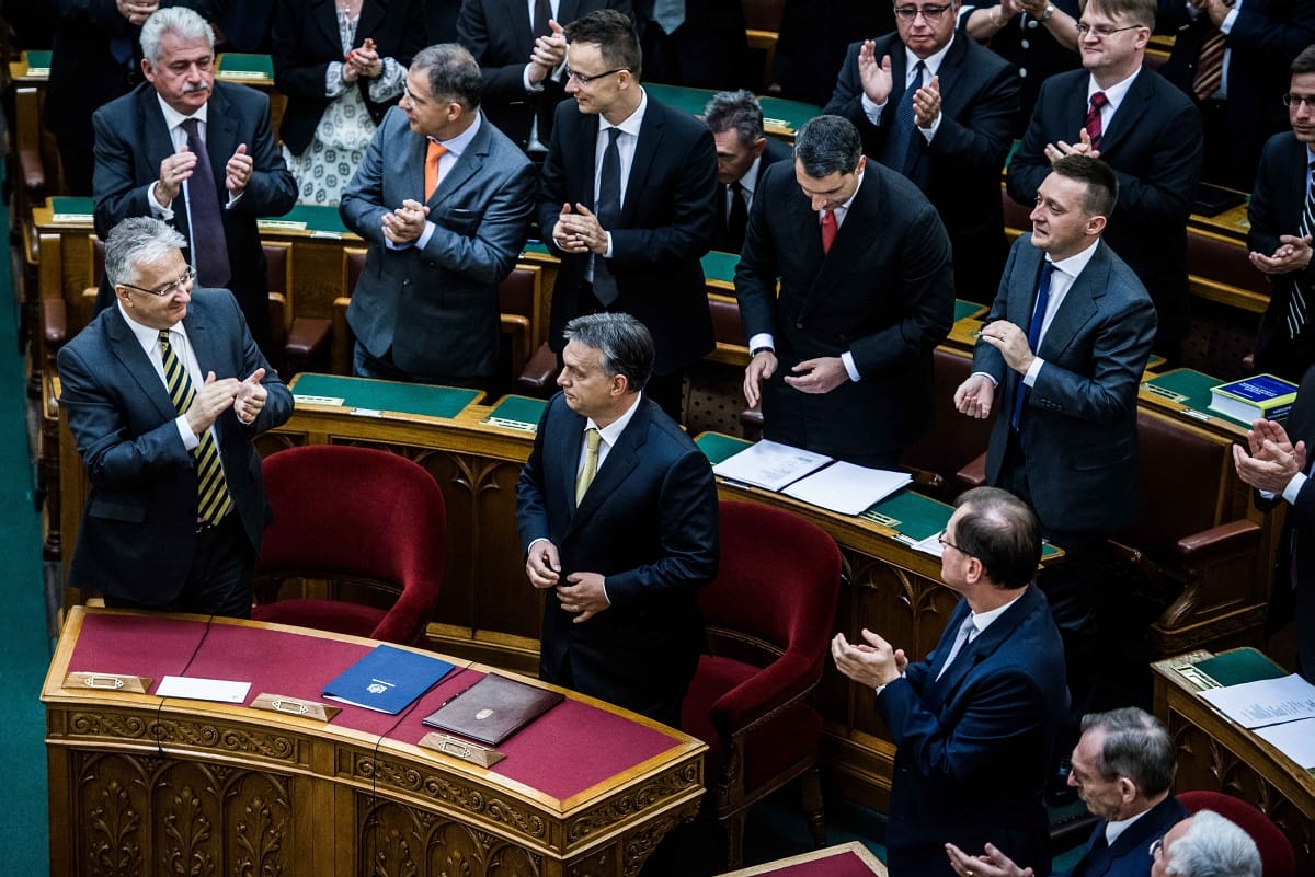 Több mint 12 millió megy el havonta Orbán bizalmasaira