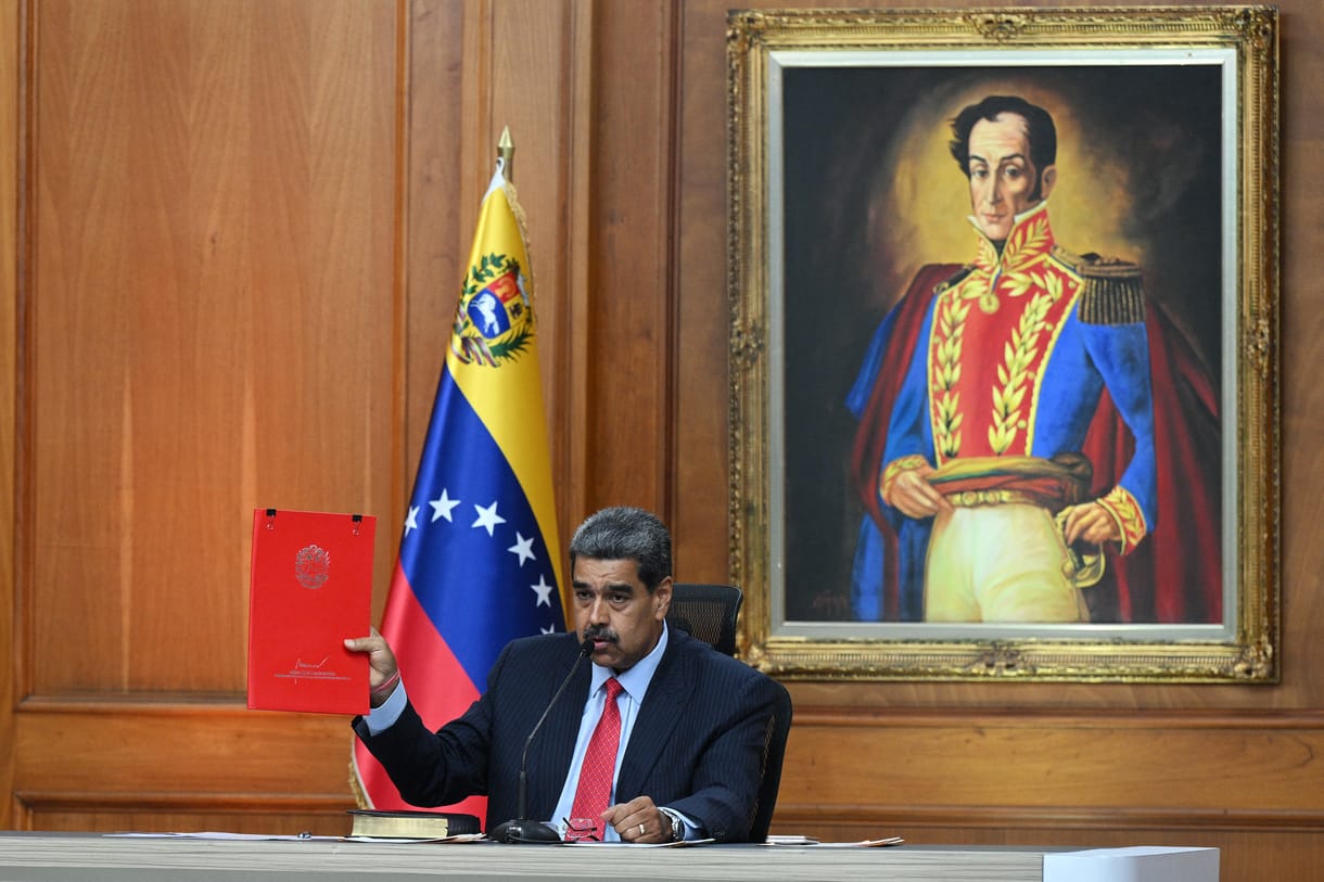 A rendőrség, a katonaság, Kína és Oroszország egyelőre kitart a választási csalással vádolt venezuelai elnök mellett