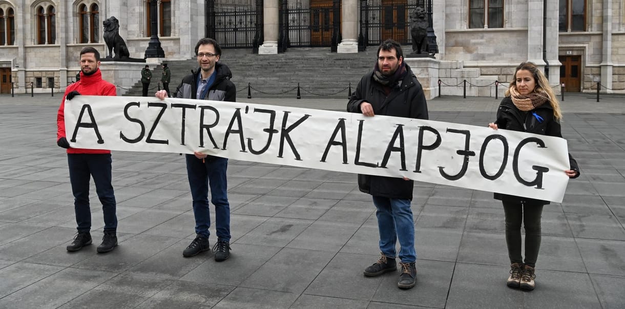 A pedagógussztrájk mellett demonstrált a Párbeszéd a Kossuth téren