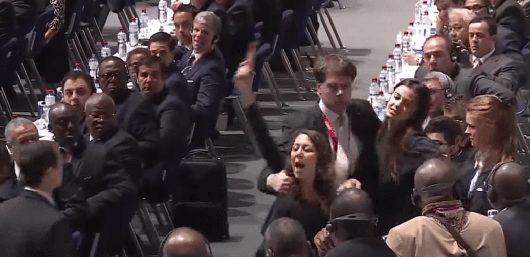 Megzavarta Blatter beszédét két nő a FIFA-kongresszuson – videó