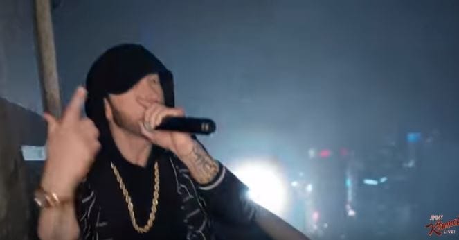 Ilyen magasan még nemigen énekelt Eminem (videó)