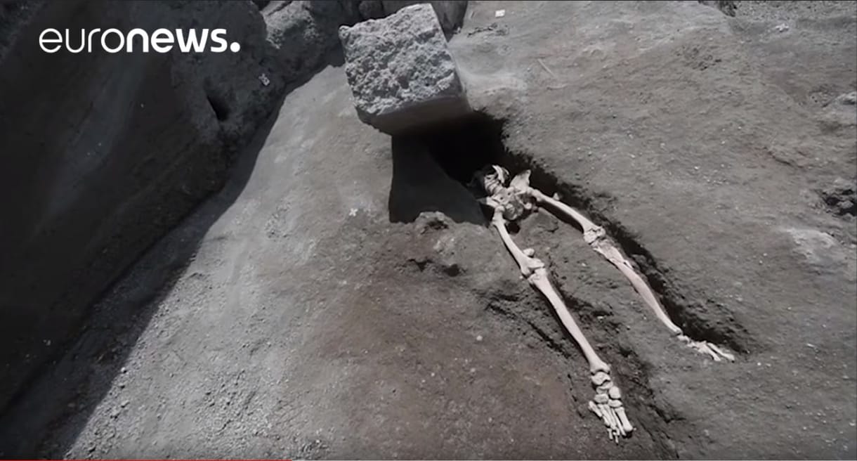 A vulkánkitörést nézhette, amikor lefejezte egy kőtömb – különleges lelet került elő Pompejiben