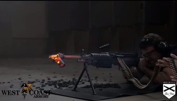 Lehangoló dolog történik a valóságban, ha valaki úgy lövöldözik, mint Rambo – videó