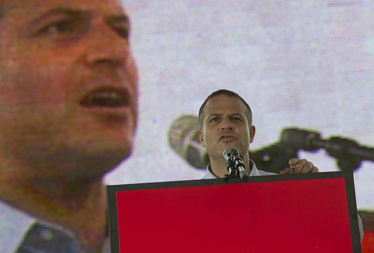 Halott ember ruháiban Orbánt buktatni