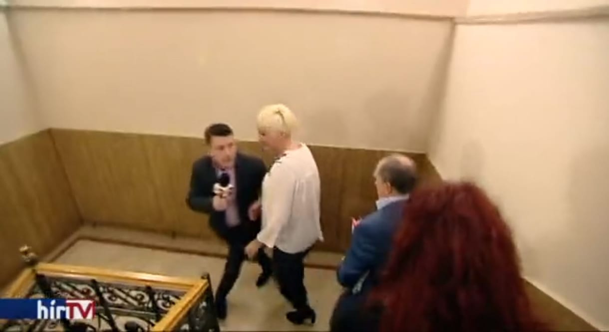 Testével védte munkatársa a ferencvárosi polgármestert a Hír TV-től – videó